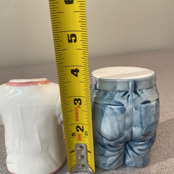 Salt and Pepper shakers. - Picture 5 of 10